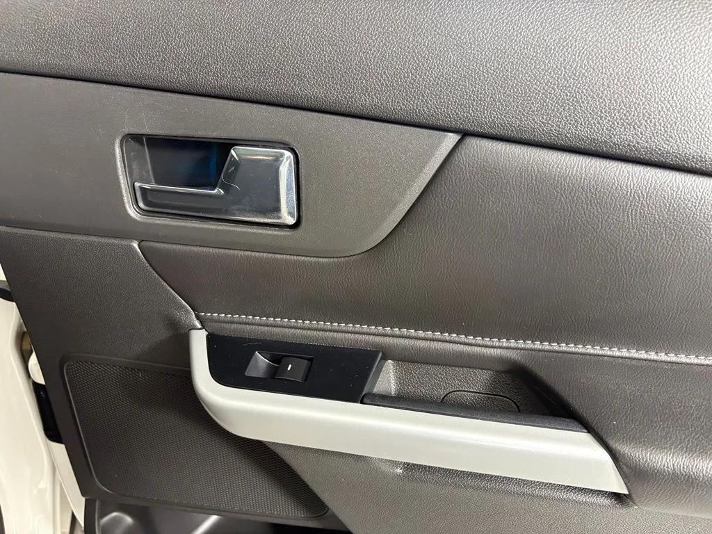 Used 2014 White Ford Sport image 19