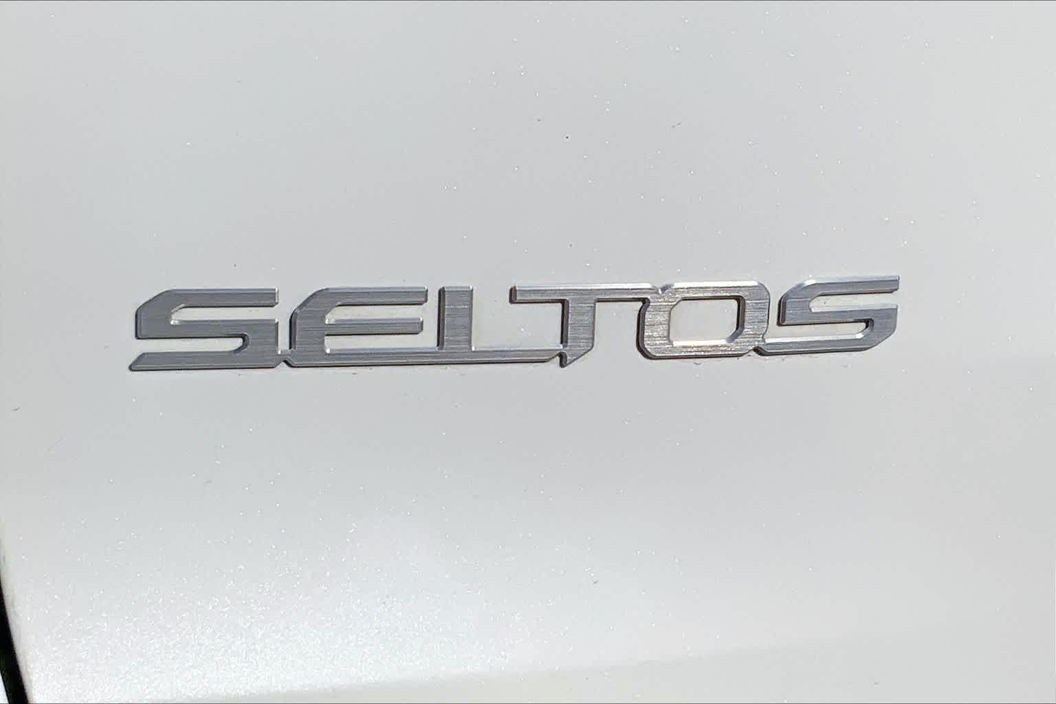Used 2024 Snow White Pearl Kia X-Line image 31