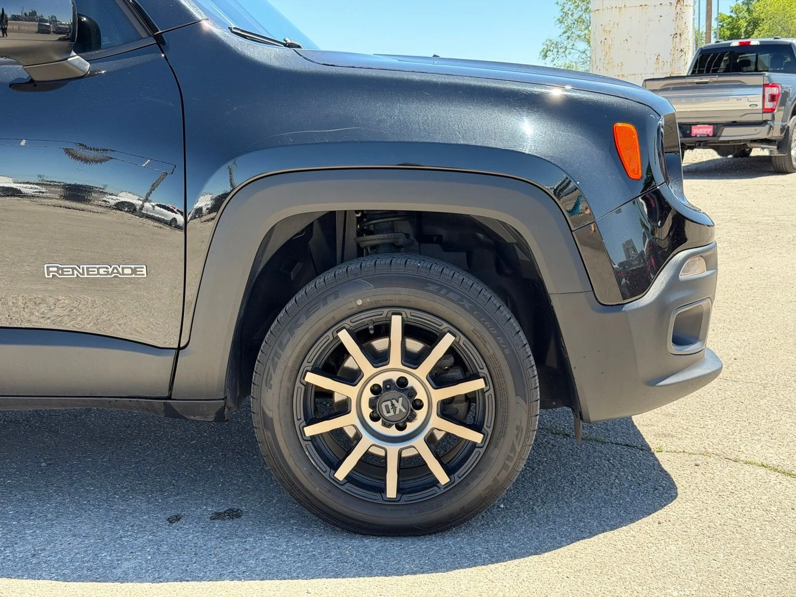Used 2018 Black Jeep Latitude image 4