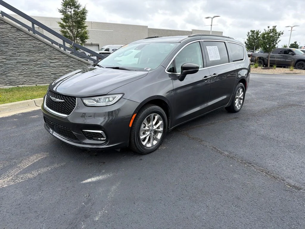 Used 2022 Gray Chrysler Touring L image 3
