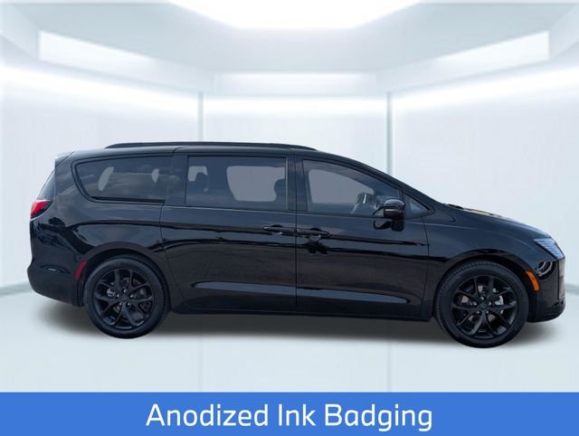 New 2027 Diamond Black Crystal Pearl-Coat Exterior Paint Chrysler Limited image 8