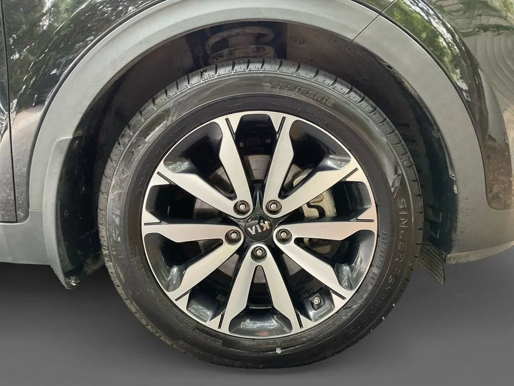 Used 2018 Red Kia EX image 15