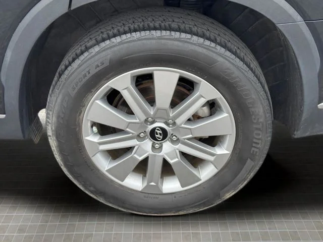 Used 2023 White Hyundai SE image 22