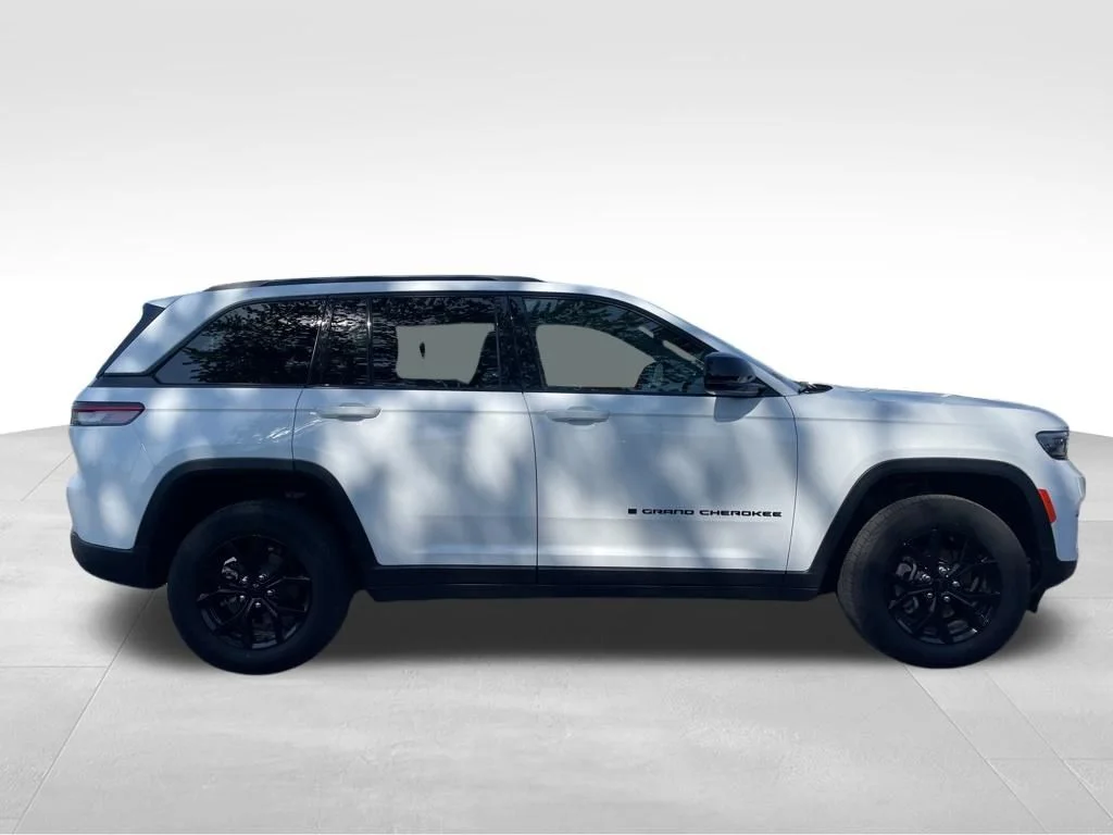 Used 2024 White Jeep Altitude image 6
