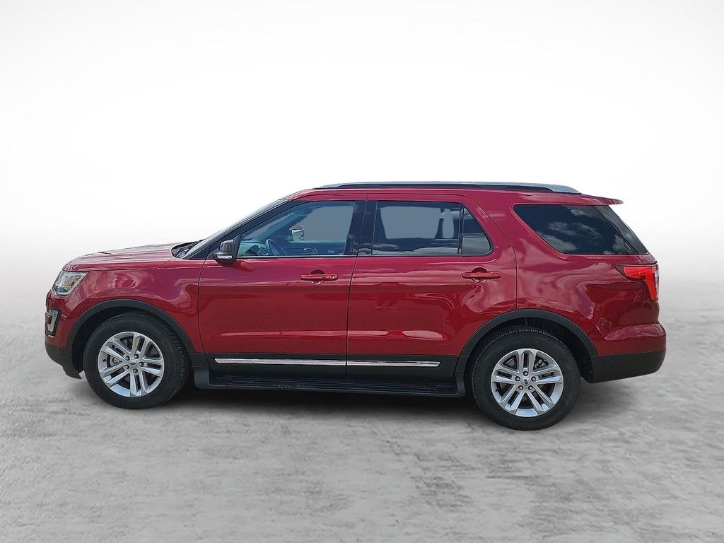 Used 2017 Ruby Red Metallic Tinted Clearcoat Ford XLT image 6