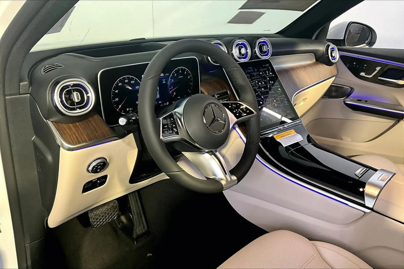 New 2026 MANUFAKTUR Moonlight White Metallic Mercedes-Benz GLC 300 image 9