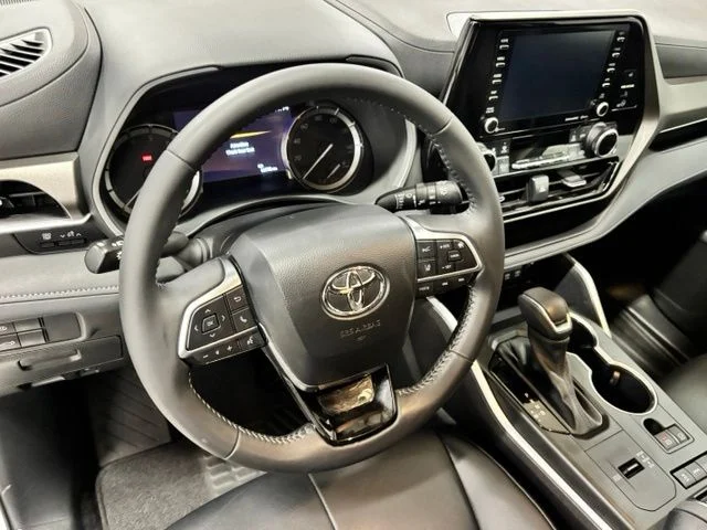 Used 2021 Silver Toyota XLE image 16