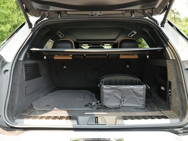 New 2026 Ostuni Pearl White LAND ROVER Dynamic SE image 36