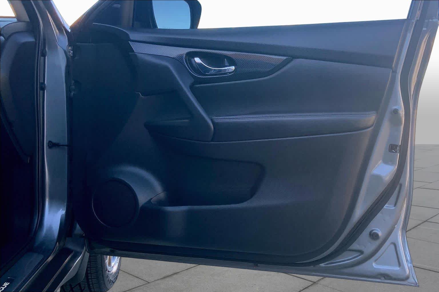 Used 2018 Gun Metallic Nissan SL image 23