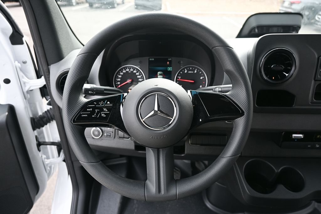 Used 2025  Mercedes-Benz Cargo 144 WB image 2
