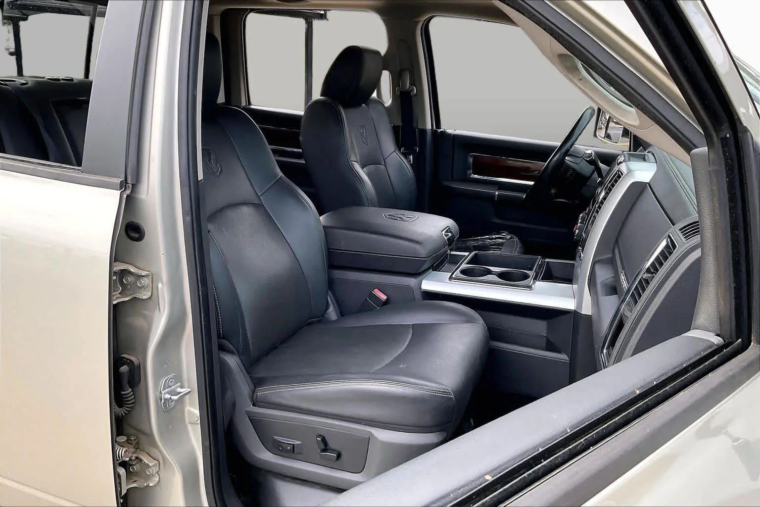 Used 2010 Light Graystone Pearl Dodge Laramie image 8