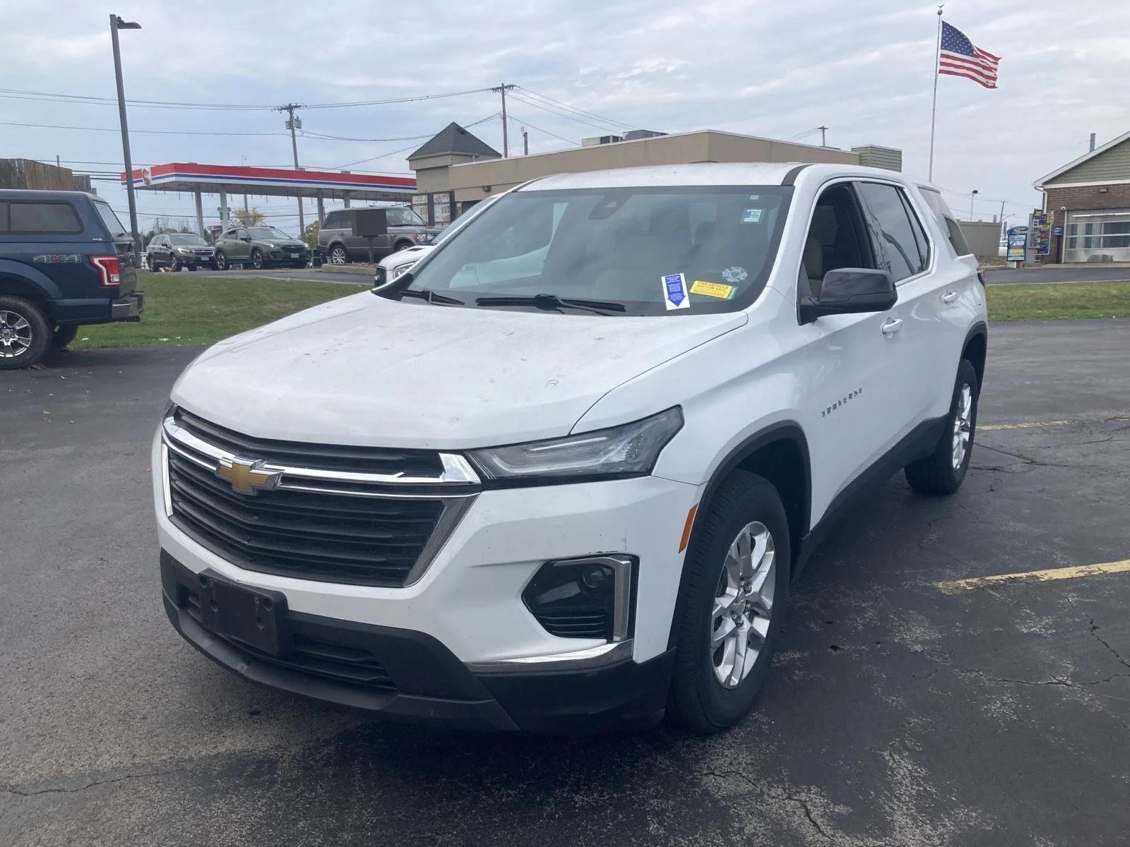 Used 2023 Wh Chevrolet  image 3