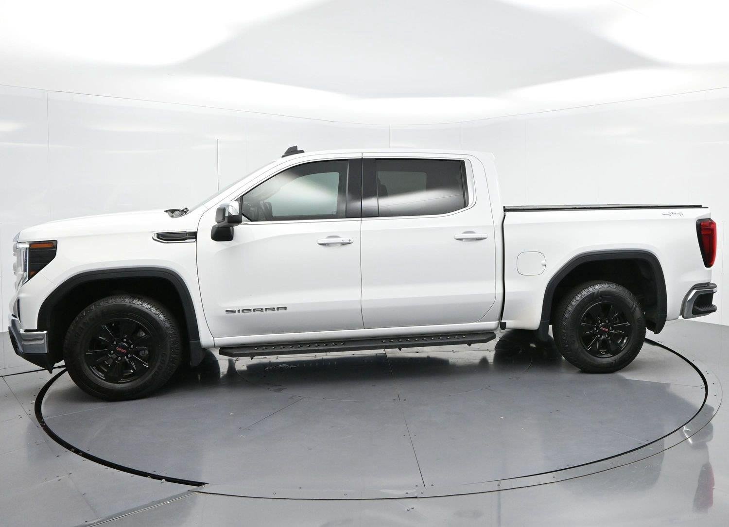 Used 2024 Summit White GMC SLE image 4