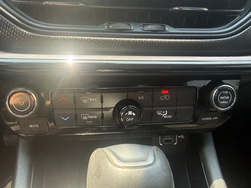 Used 2022 White Jeep Latitude image 23