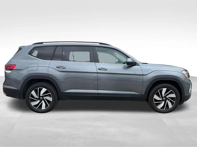 Used 2025  Volkswagen 2.0T SE w/Technology image 7