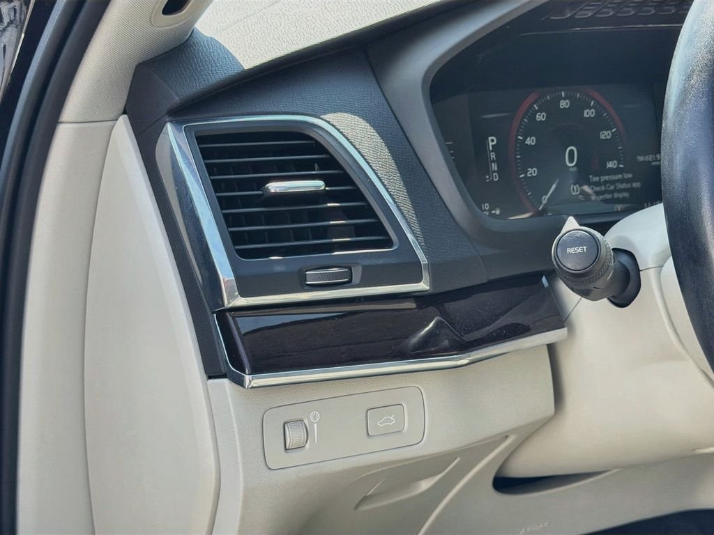 Used 2019 Black Volvo T5 Momentum image 10
