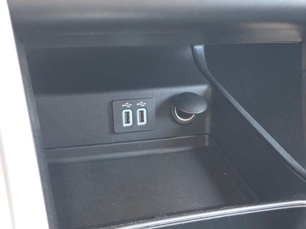 Used 2020 Black Ford SE image 28
