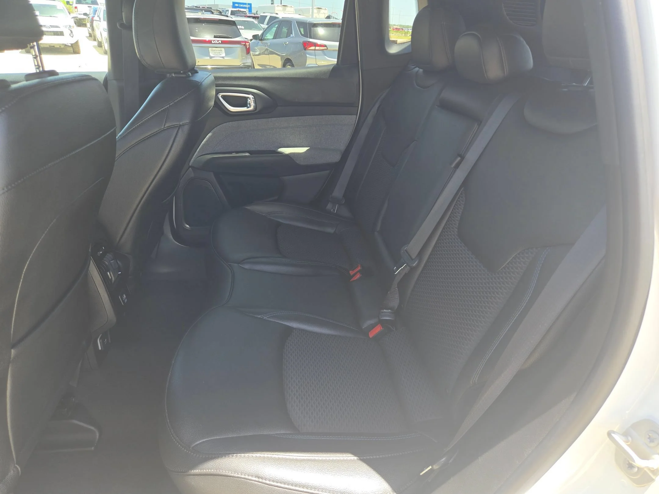 Used 2024 White Jeep Latitude image 13