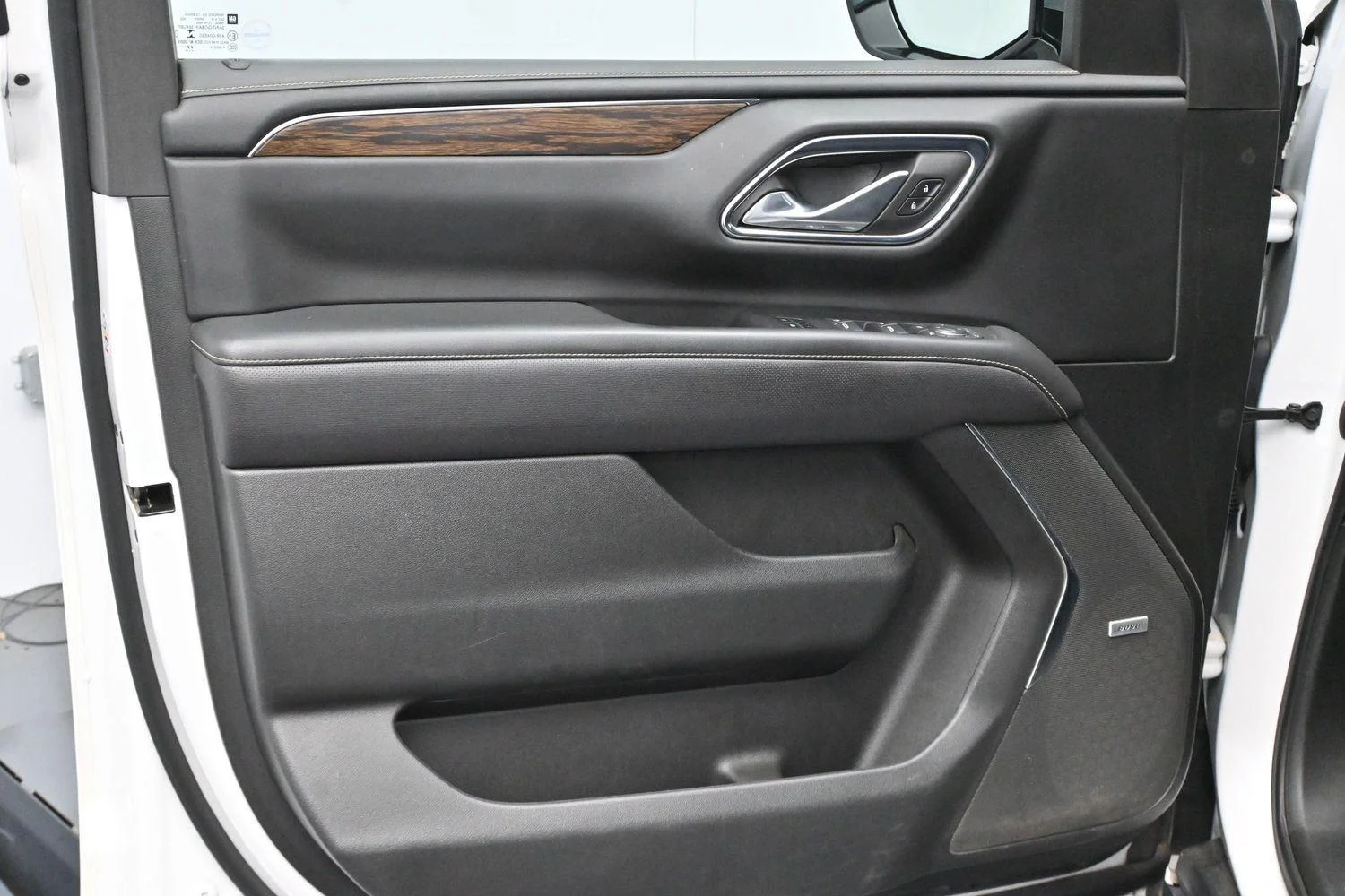 Used 2023 Iridescent Pearl Tricoat Chevrolet Premier image 12