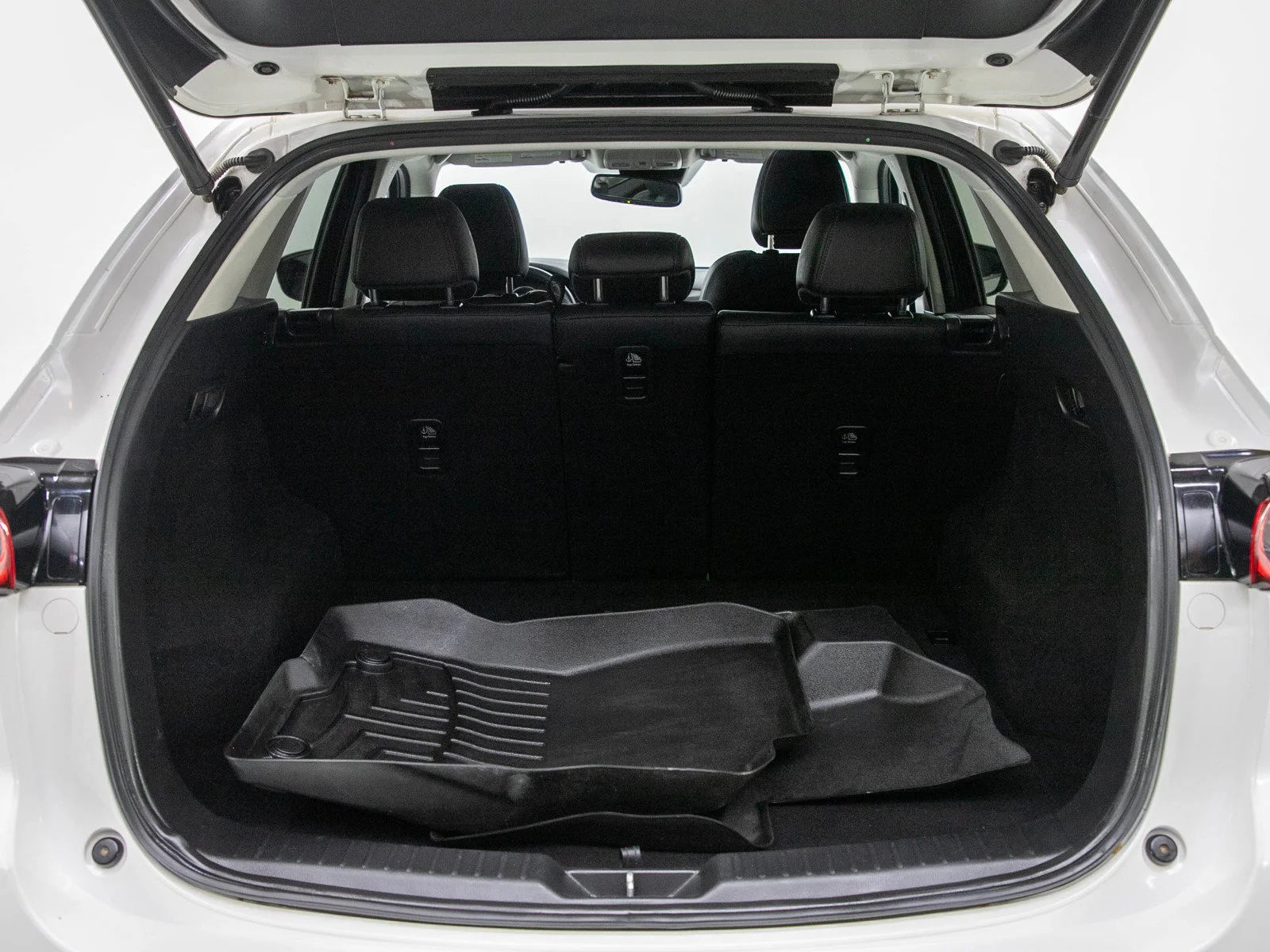 Used 2020 Snowflake White Pearl Mica Mazda Touring image 17