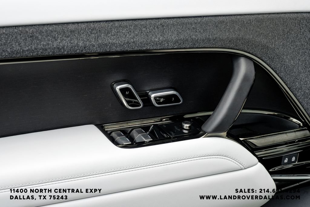 New 2026 Santorini Black Metallic Land Rover SE image 49