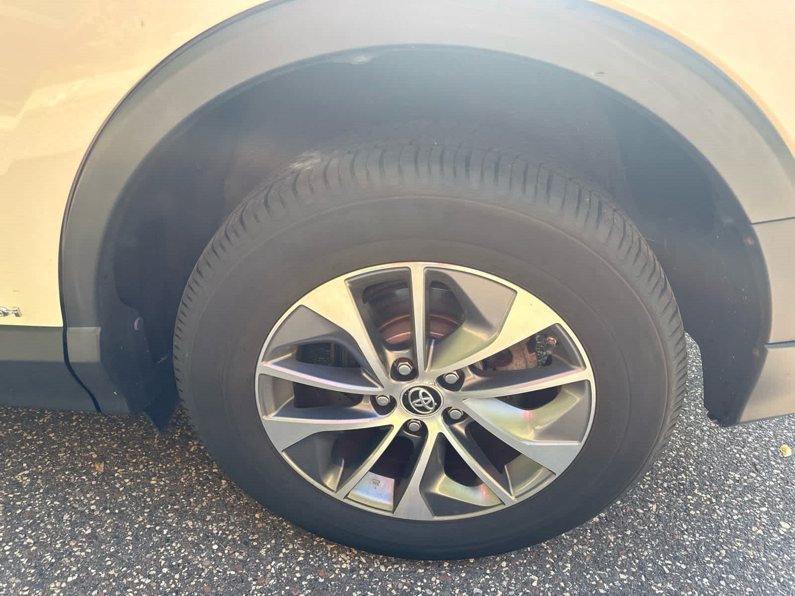 Used 2018 Super White Toyota Hybrid XLE image 5