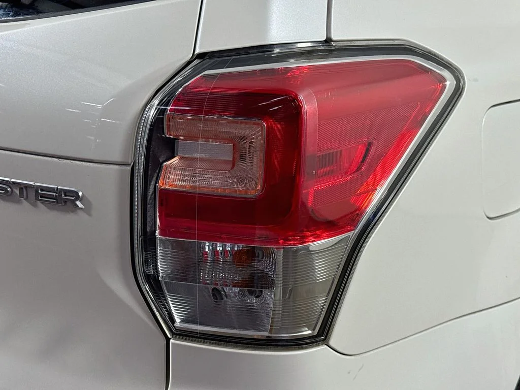 Used 2018 White Subaru 2.5i Premium image 32