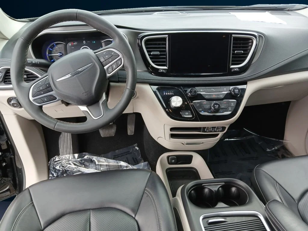 Used 2023 Black Chrysler Touring L image 12