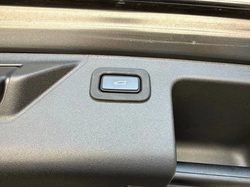 Used 2022  Land Rover SE R-Dynamic image 10