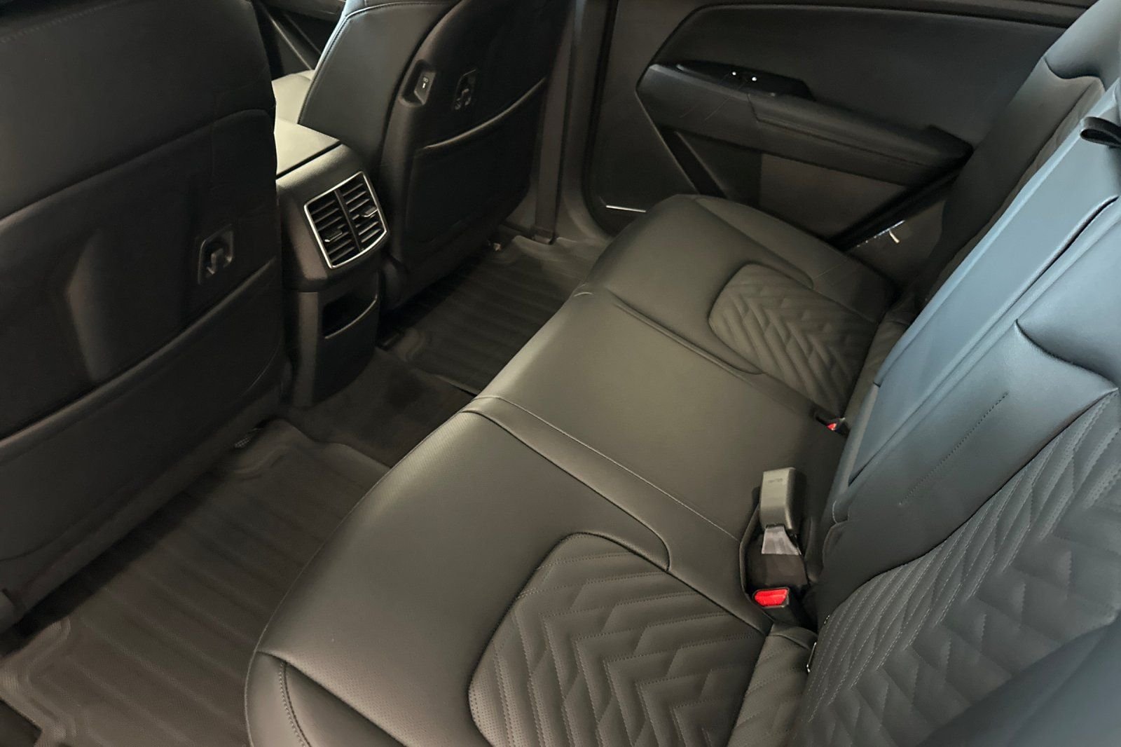 New 2026 Snow White Pearl Kia X-Line Prestige image 8