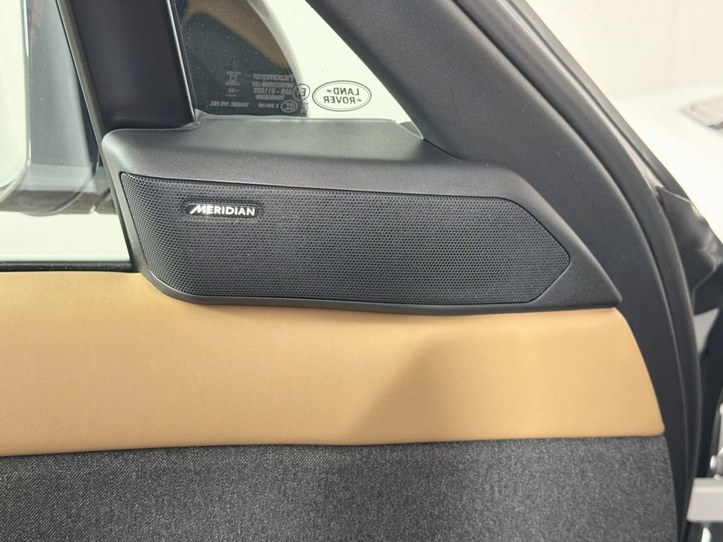 Used 2025 White Land Rover Dynamic SE image 19