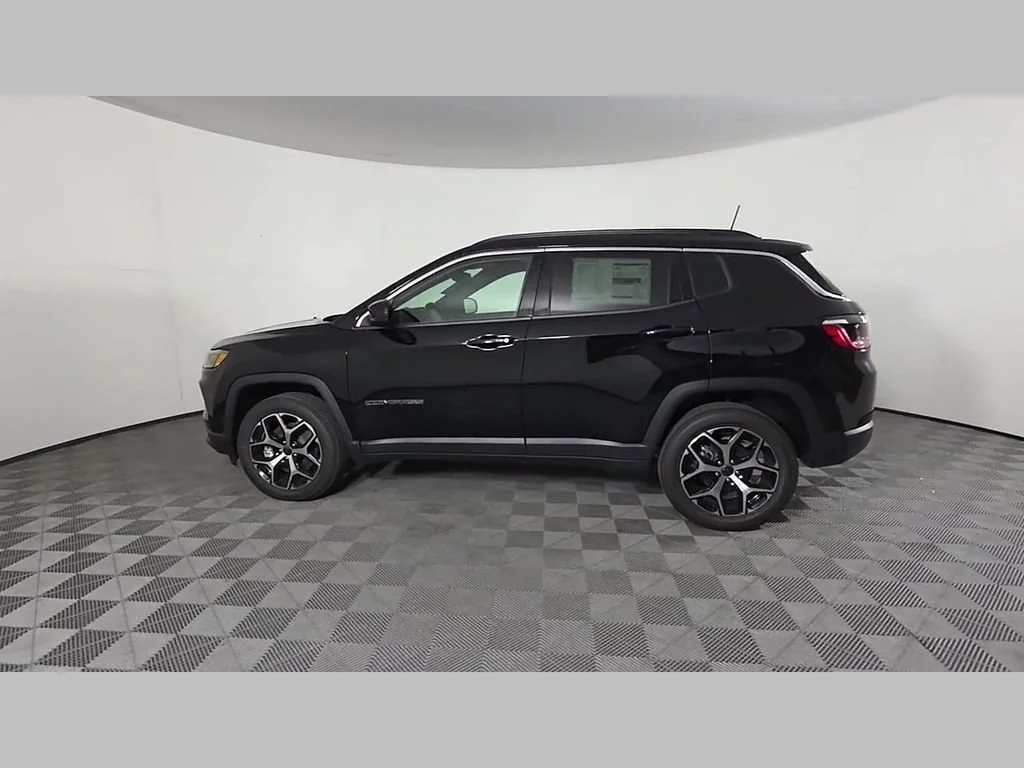 New 2026 Diamond Black Crystal Pearlcoat Jeep Limited image 39