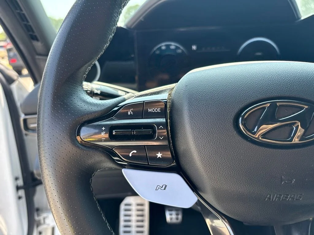 Used 2022 Ceramic White Hyundai Base image 21