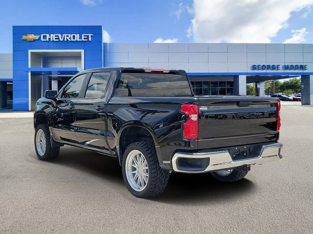 2023 Chevrolet Silverado 1500 LT - Photo 3