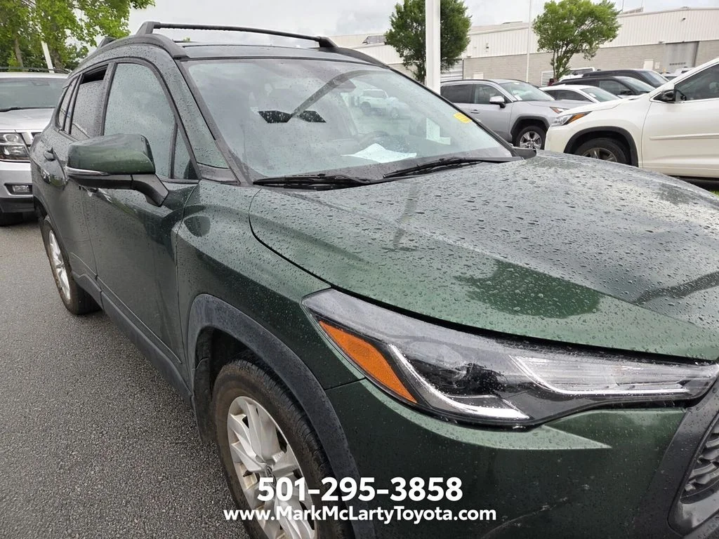 Used 2022  Toyota LE image 4