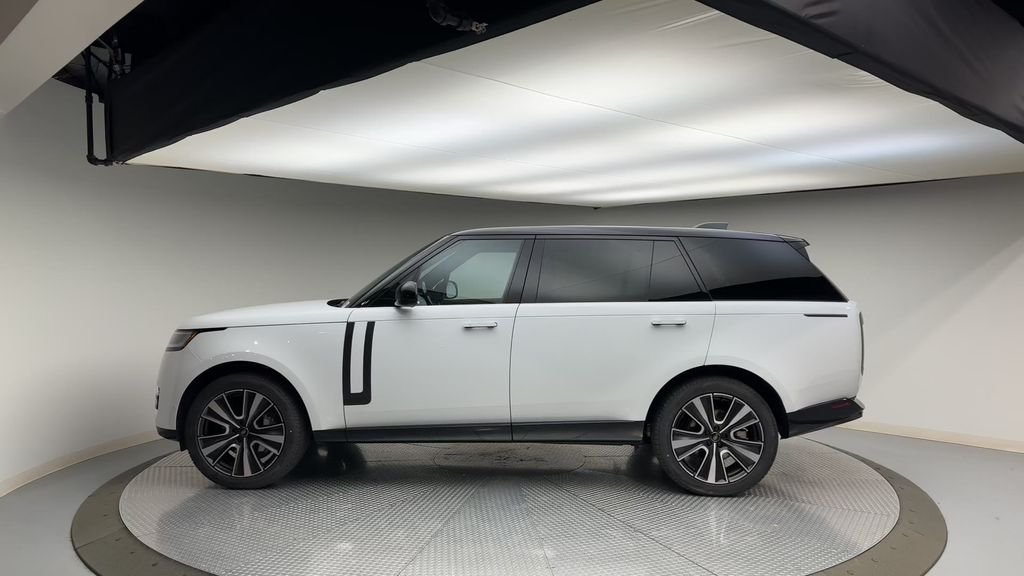 Used 2024 Fuji White Land Rover SE image 5