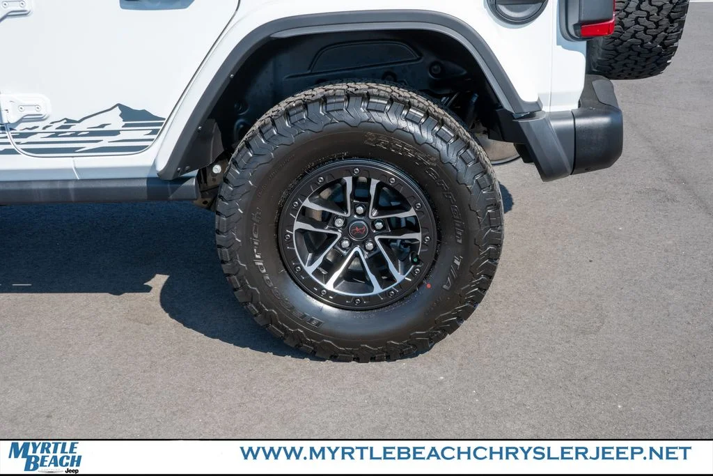 New 2026 Bright White Clear-Coat Exterior Paint Jeep Rubicon image 13