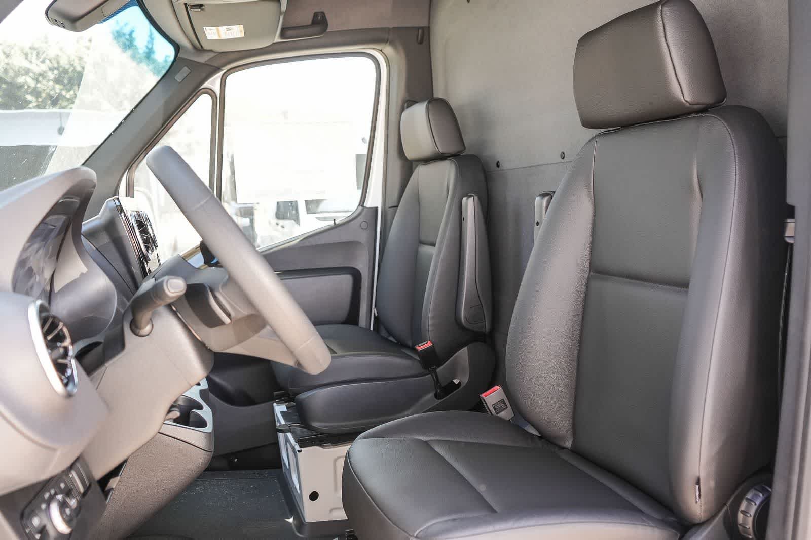 New 2025 Arctic+White Mercedes-Benz Cargo 170WB High Roof 113kW Battery RWD HO Motor image 52