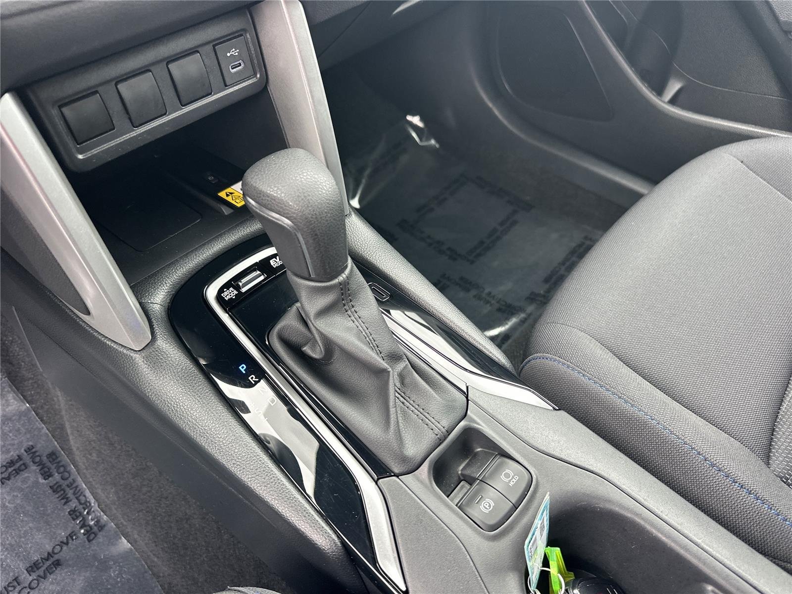 Used 2023 Sonic Silver w/Jet Black Roof Toyota Hybrid SE image 18