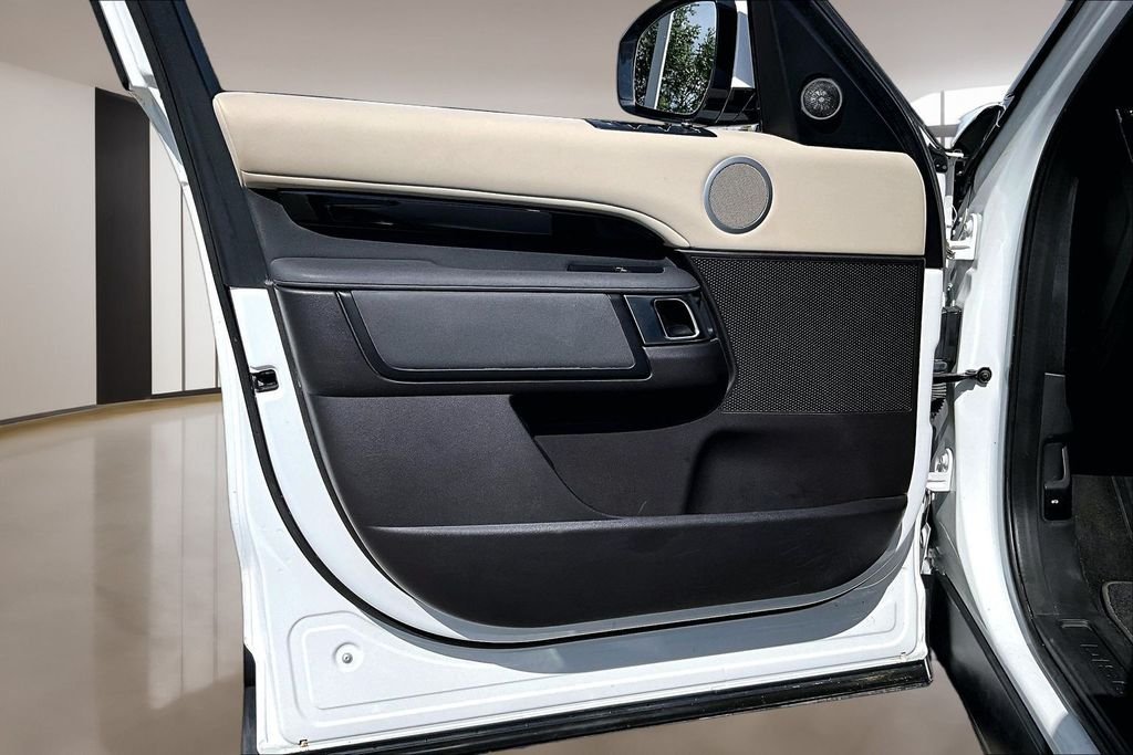 Used 2018 White Land Rover SE image 18