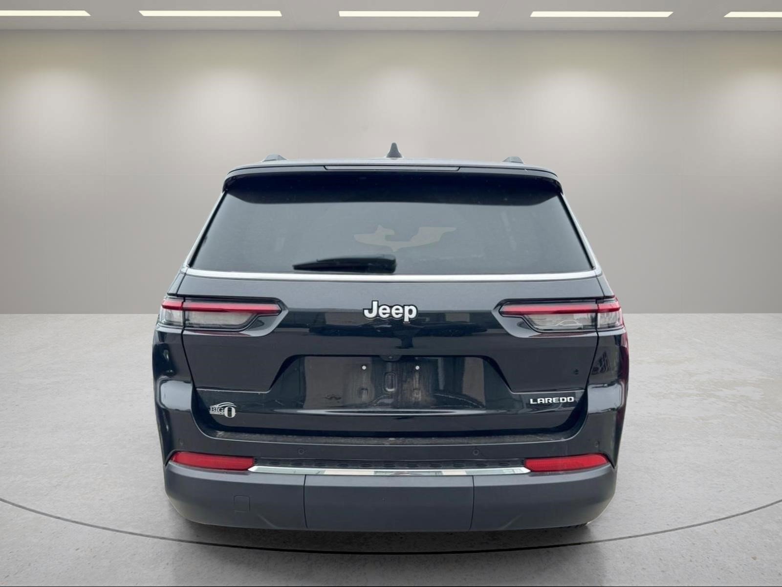 Used 2025 Diamond Black Crystal Pearlcoat Jeep Laredo X image 3