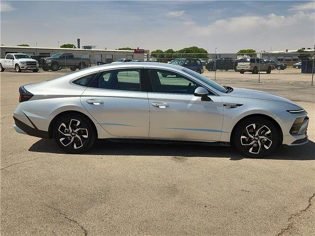 Used 2024 Silver Hyundai SEL Front-Wheel Drive image 5