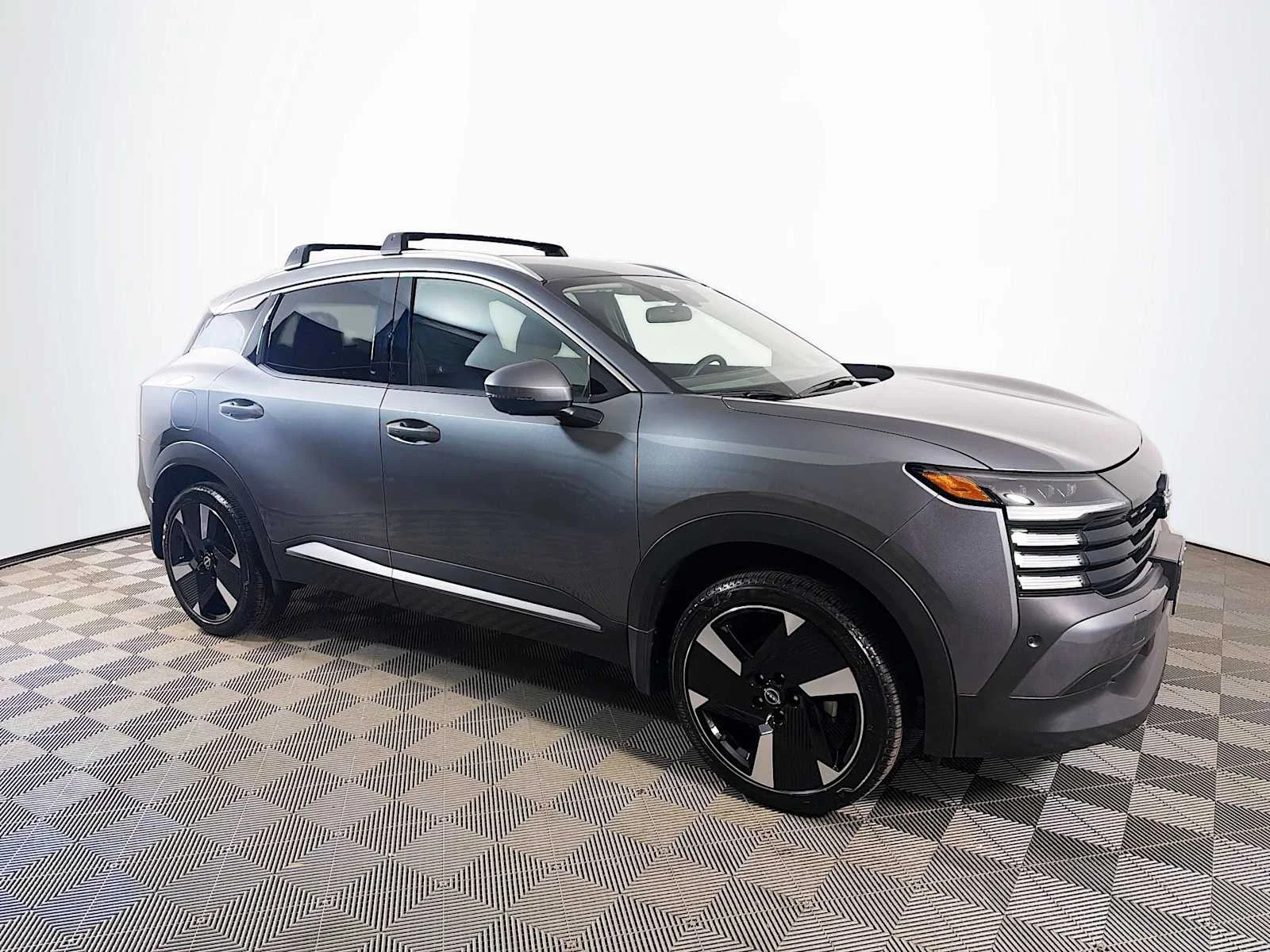 Certified Used 2025 Gun Metallic Nissan SR image 3