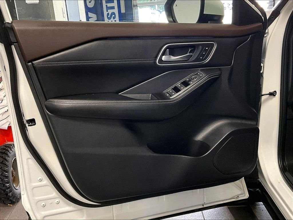 Used 2023 White Nissan Platinum image 9