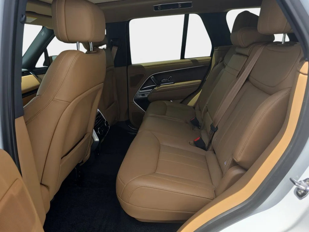 Used 2025 White Land Rover SE image 27