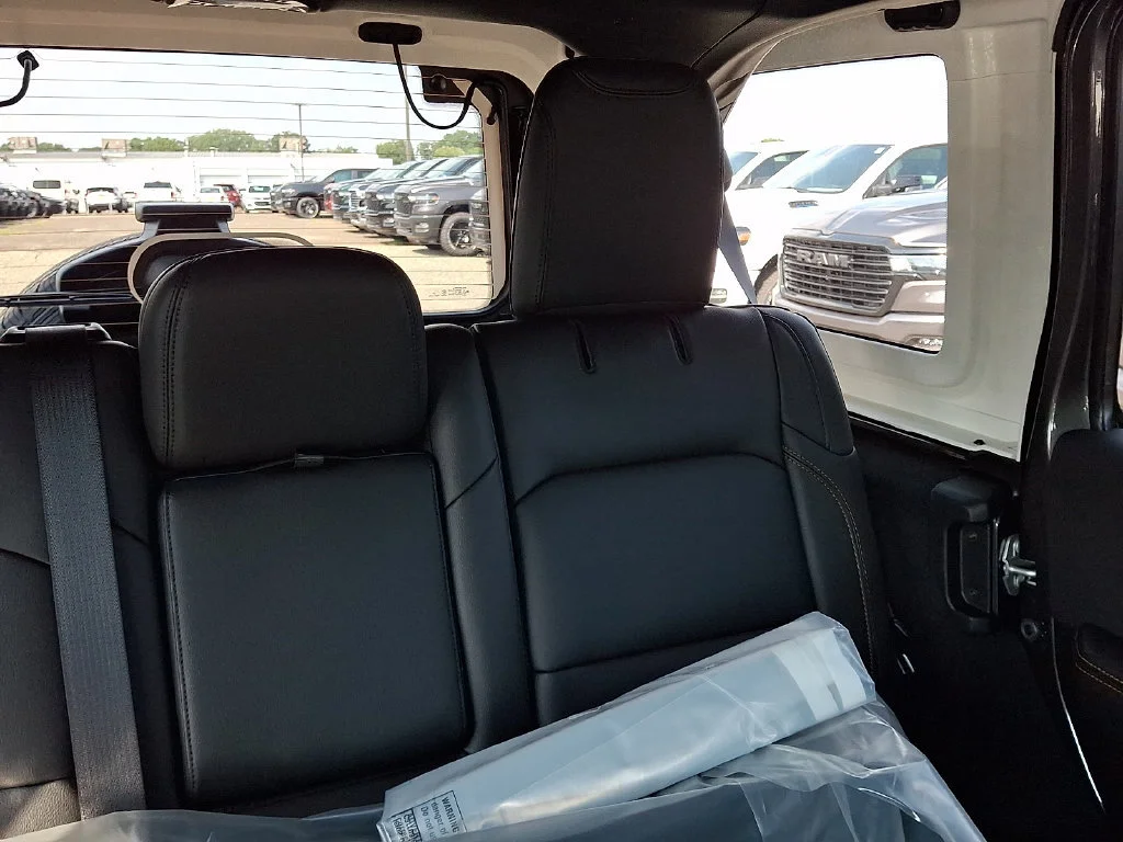 New 2027 Granite Crystal Metallic Clearcoat Jeep Sahara image 15
