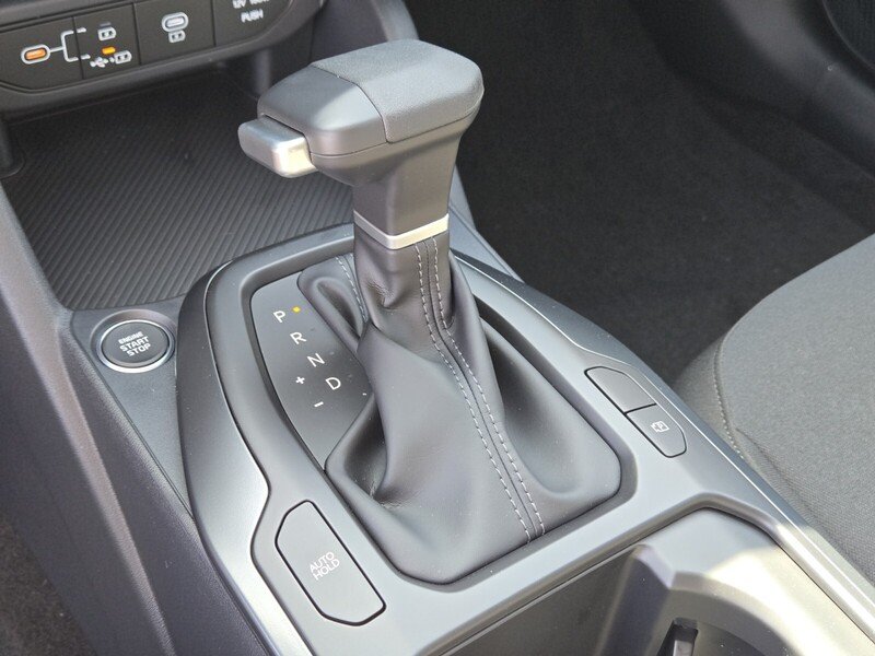 New 2026 Snow White Pearl Kia LXS image 15