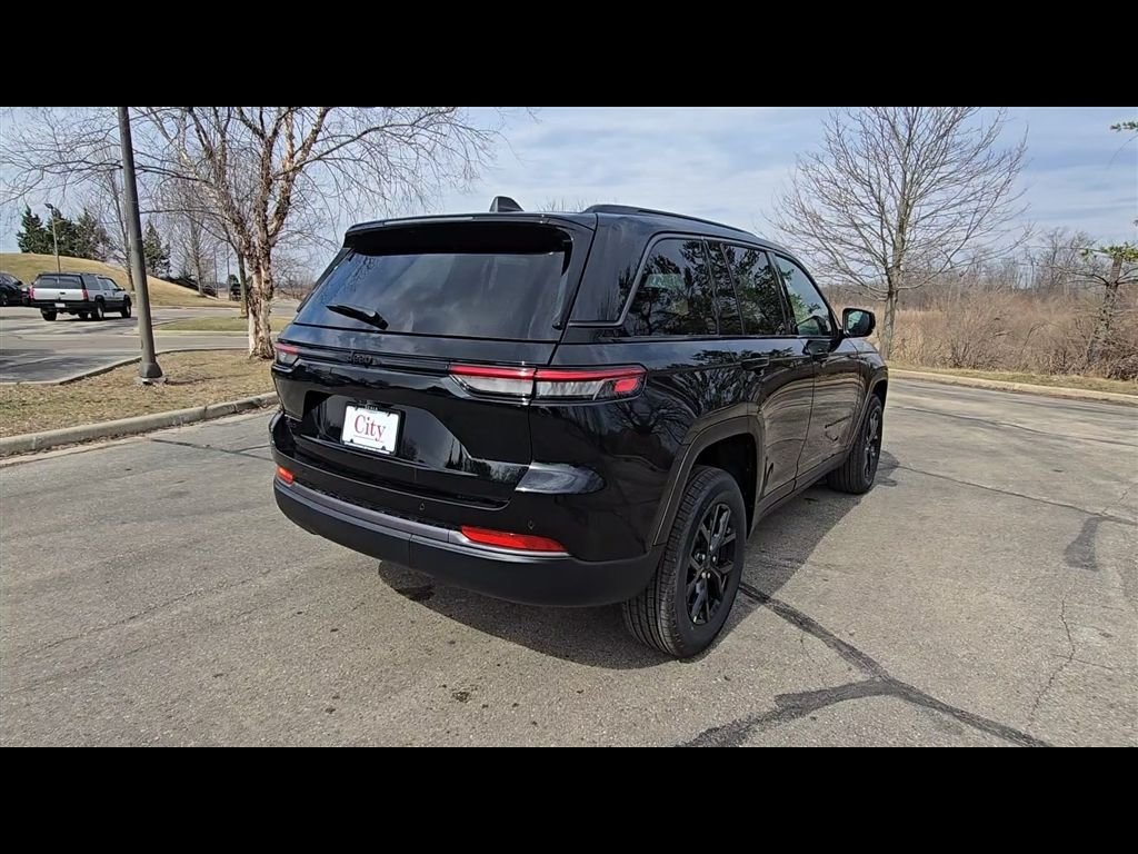 New 2026 Diamond Black Crystal Pearl-Coat Exterior Paint Jeep Altitude image 7
