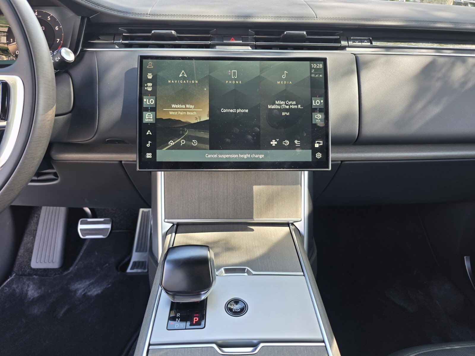 New 2026 Obsidian Black Satin LAND ROVER SV Signature Suite image 16