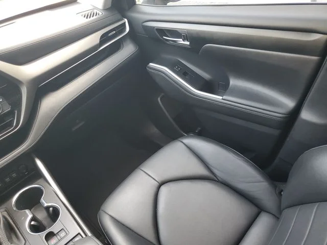 Used 2020  Toyota XLE image 31
